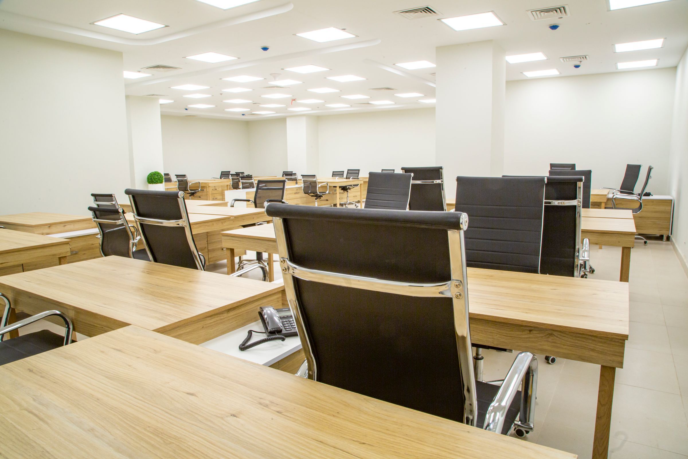 Plateau de bureaux sous plafond suspendu à dalles et luminaires encastrés