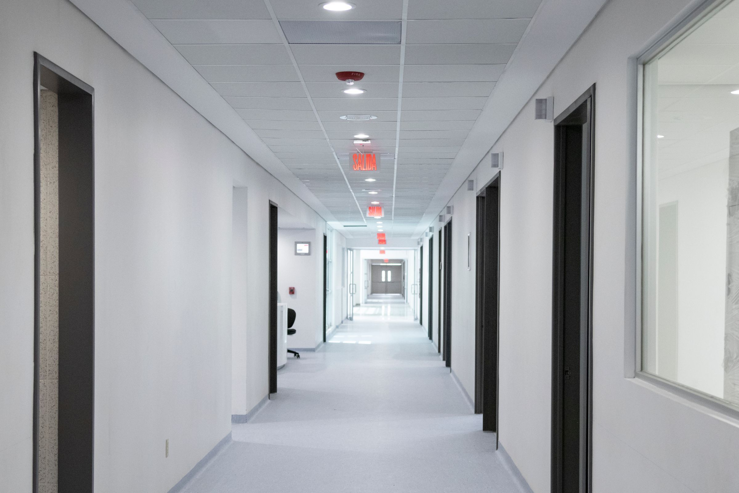 Couloir d’établissement de santé avec plafond suspendu et cloisons