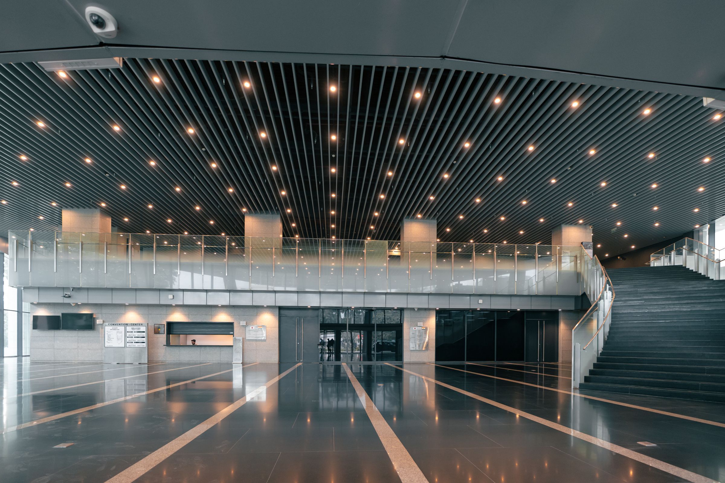 Hall d’accueil sous plafond acoustique à baffles