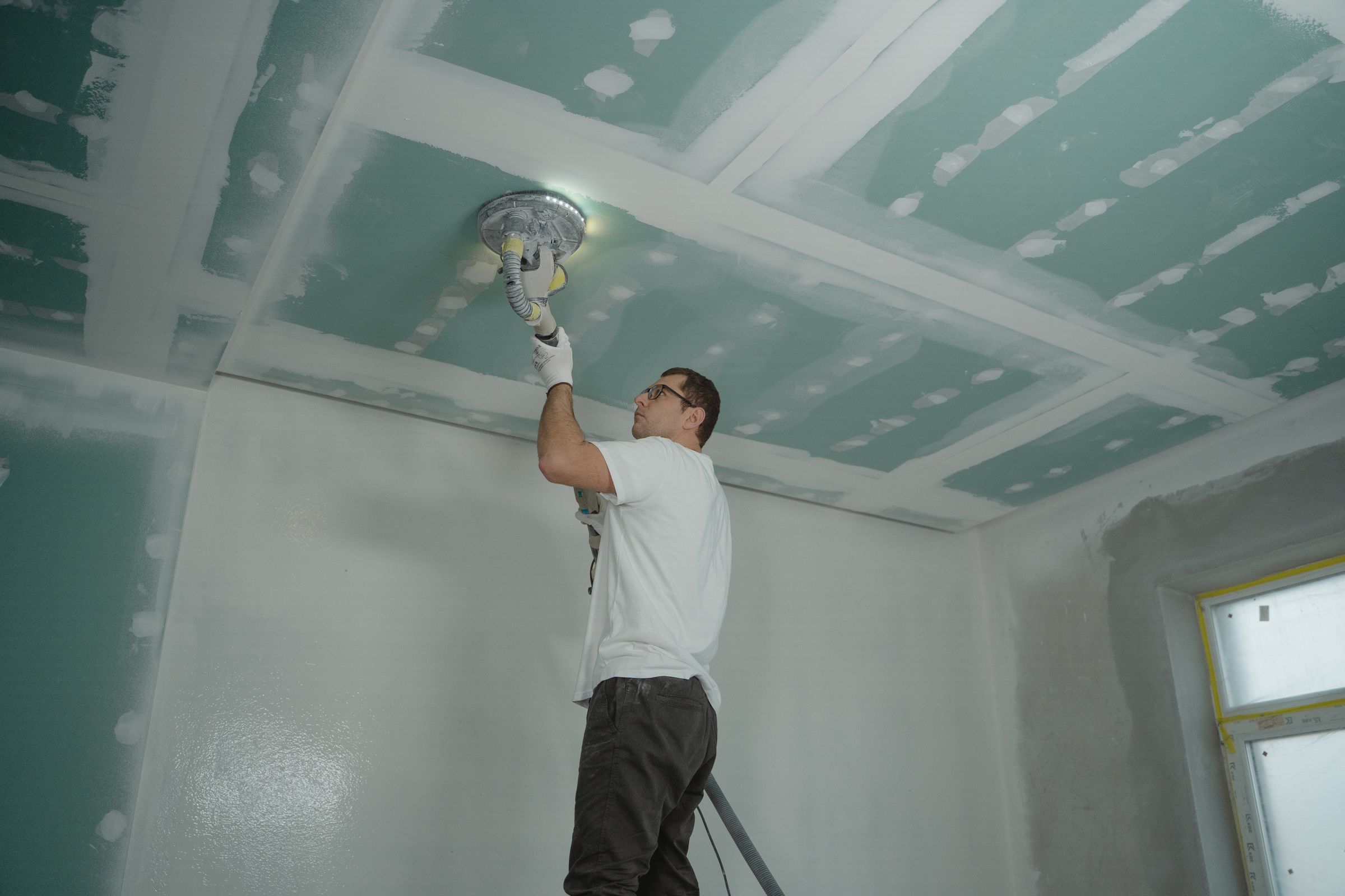 Ponçage des joints d’un plafond en plaques de plâtre